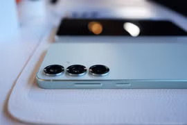 Top 5 smartphone siêu nhẹ 2025 khiến dân công nghệ phát sốt