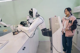 Nhà máy Trung Quốc biến robot hình người thành hiện thực