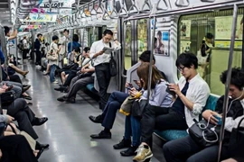 Đi Nhật mới hiểu văn hóa im lặng trên tàu