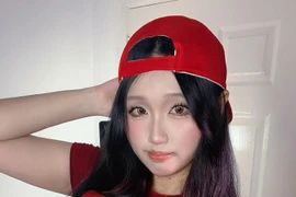 Julia Hà hóa Anh Hai bán phở, fan rần rần vì quá nóng bỏng