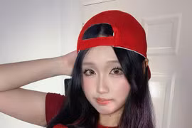 Julia Hà hóa Anh Hai bán phở, fan rần rần vì quá nóng bỏng