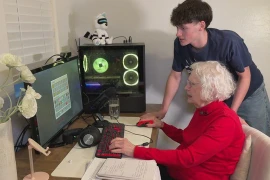 Cụ bà 81 tuổi livestream Minecraft vì cháu trai ung thư 