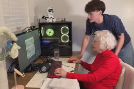 Cụ bà 81 tuổi livestream Minecraft vì cháu trai ung thư 