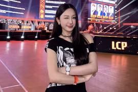 Nữ streamer diện đồ trễ nải gây tranh cãi lớn trong cộng đồng