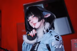 Nữ coser tắm bồn khi cosplay gây sốt khắp mạng xã hội