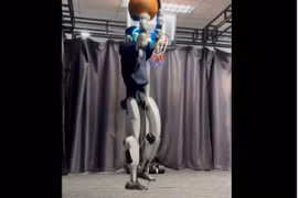 Robot G1 của Trung Quốc chơi bóng rổ như vận động viên