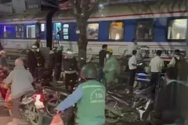 Hà Nội: Tàu hỏa va chạm với xe máy khiến 1 người tử vong