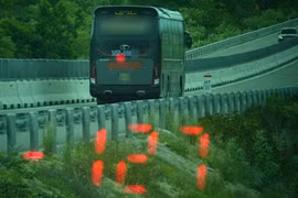 Xe khách giường nằm phóng như bay gần 130 km/h trên cao tốc