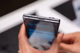 2 lỗ nhỏ trên điện thoại Samsung đắt tiền dùng để làm gì?