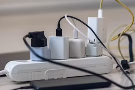 Đi du lịch quên rút phích cắm 14 thiết bị này... coi chừng dính họa