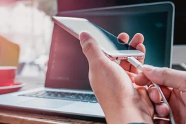 Cắm sạc điện thoại bằng máy tính có hại pin không?