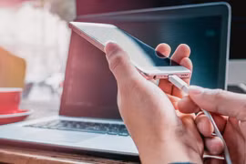 Cắm sạc điện thoại bằng máy tính có hại pin không?