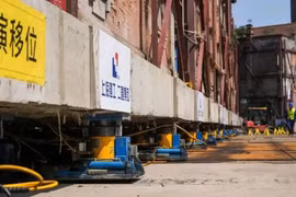 Trung Quốc dùng 432 robot nâng cả khu nhà cổ 7.500 tấn 