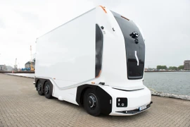 Xe tải tự hành nặng 37 tấn vận hành tại cảng Antwerp