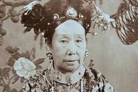 Cháu gái đời thứ 5 Từ Hi Thái hậu gây bão vì dung mạo quá giống