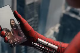 Người Nhện bỏ iPhone dùng Z Flip gây tranh cãi