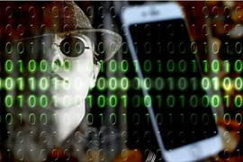 Nửa đêm thấy điện thoại tự nhập mật khẩu, mất sạch tiền