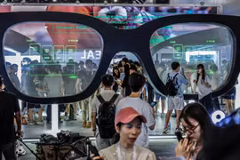 Kính AI "tương lai nhân loại" vừa ra mắt, Trung Quốc đã có hàng Made in China