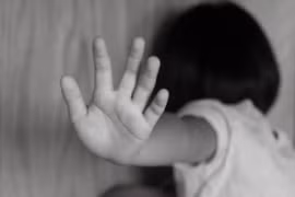 Bé gái 9 tuổi ở Bình Dương bị mẹ ruột và bạn trai của mẹ bạo hành