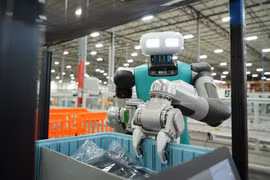 Robot 2 USD/giờ đe dọa xóa sổ lao động giá rẻ