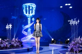 “Nữ thần” LPL October diện váy siêu ngắn, khoe chân dài cực phẩm