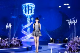 “Nữ thần” LPL October diện váy siêu ngắn, khoe chân dài cực phẩm