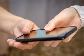 Cho mượn điện thoại, bí kíp 5 giây khóa chặt dữ liệu 