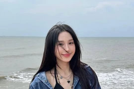 Mina Young gây tranh cãi vì tự in standee Faker