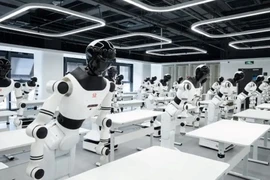 Trung Quốc mở “lò” huấn luyện robot, lao động phổ thông lo mất việc