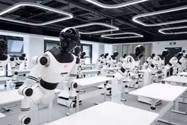 Trung Quốc mở “lò” huấn luyện robot, lao động phổ thông lo mất việc