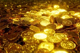 Thấy két sắt cũ đầy tiền trong nhà thuê, cô gái làm điều lạ