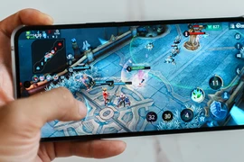 Chiếc gaming phone mới nổi bật với sạc 80W và đèn LED