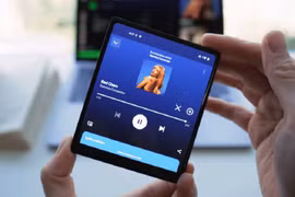 Điện thoại vuông lạ, camera lật, miễn phí AI toàn cầu