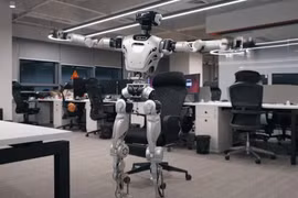 Kinh ngạc robot Trung Quốc vươn vai như nhân viên văn phòng