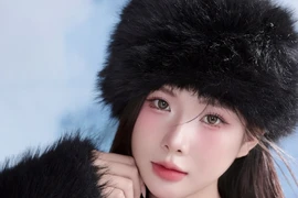 Bắt trend biến hình, nữ MC gây sốt với bikini táo bạo