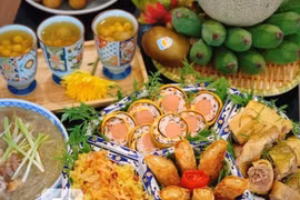 Người bận rộn chuẩn bị mâm cỗ cúng Rằm tháng 7 thế nào?