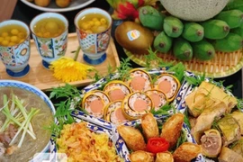 Người bận rộn chuẩn bị mâm cỗ cúng Rằm tháng 7 thế nào?