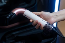 Máy sấy tóc Dyson 15 triệu gây sốt với thiết kế “ống nước”