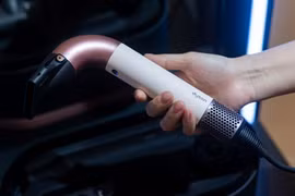 Máy sấy tóc Dyson 15 triệu gây sốt với thiết kế “ống nước”