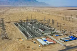 Trung Quốc dựng 10.000 tháp điện giữa “biển chết” Tân Cương