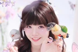 Hot girl viral vì biệt tài nuôi chim vẹt độc lạ
