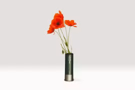 Khẩu súng kỳ lạ bắn ra hoa thay vì đạn chì