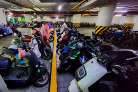 Nhiều hầm chung cư ở Hà Nội chỉ nhận gửi xe điện, chưa có chỗ sạc vì lo cháy nổ