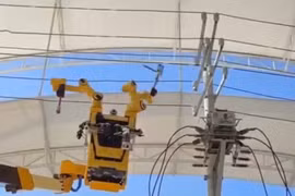 Robot Trung Quốc lần đầu sửa điện trực tiếp 10 kV