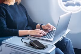 Bỏ túi lưu ý quan trọng khi sạc pin điện thoại trên máy bay 