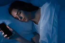 Đặt điện thoại cạnh giường, thói quen nhỏ hại sức khỏe lớn