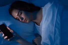 Đặt điện thoại cạnh giường, thói quen nhỏ hại sức khỏe lớn