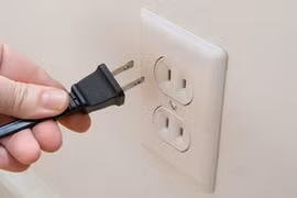 Hóa đơn điện tăng vì quên rút củ sạc? Sự thật bất ngờ