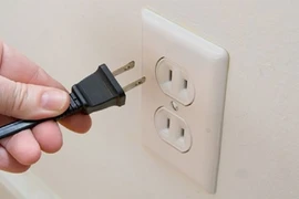 Hóa đơn điện tăng vì quên rút củ sạc? Sự thật bất ngờ