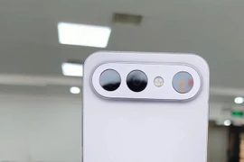 “Siêu điện thoại mini” 13 triệu khiến flagship chao đảo